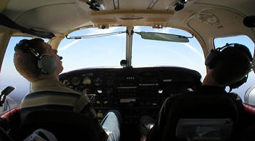 飞行员驾机时睡着是怎么回事：警惕疲劳驾驶不可有