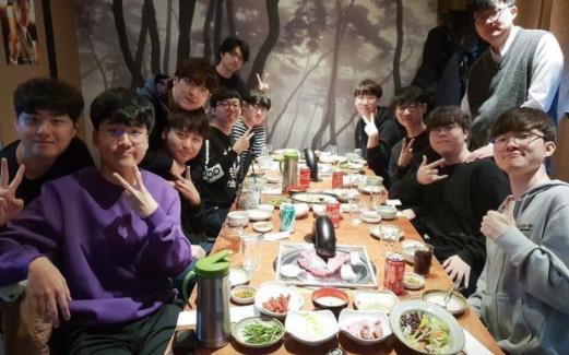 skt散伙饭是怎么回事:正所谓好聚好散Faker却遭吐槽 skt散伙饭是怎么回事:正所谓好聚好散Faker却遭吐槽