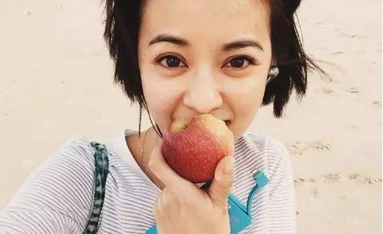 陈意涵玩水下拍照：怀孕水下秀一字马颜值在线身材好