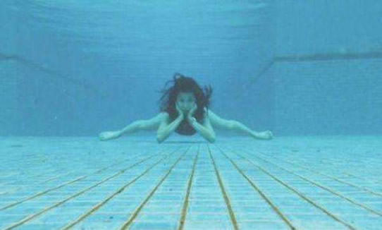 陈意涵玩水下拍照：怀孕水下秀一字马颜值在线身材好