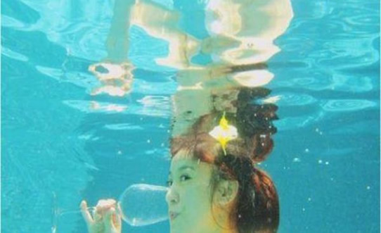 陈意涵玩水下拍照：怀孕水下秀一字马颜值在线身材好