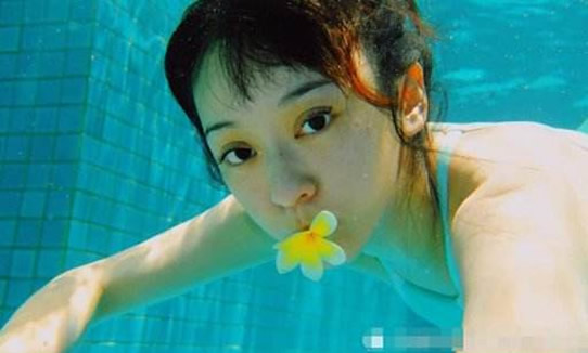 陈意涵玩水下拍照：怀孕水下秀一字马颜值在线身材好