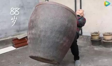 奶奶能举80斤水缸是什么情况：88岁举80斤大缸怎么做到的
