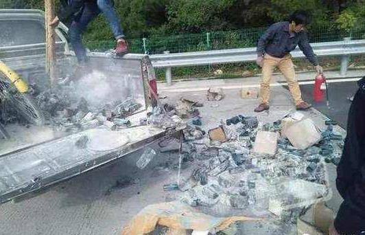 男子高速扔烟头是怎么回事:发生了惊魂一刻(图) 男子高速扔烟头是怎么回事:发生了惊魂一刻(图)