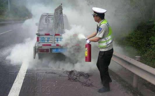 男子高速扔烟头是怎么回事:发生了惊魂一刻(图) 男子高速扔烟头是怎么回事:发生了惊魂一刻(图)