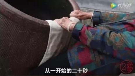 一组奶奶能举80斤水缸照片：不得不让人叹服（图）