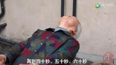 一组奶奶能举80斤水缸照片：不得不让人叹服（图）