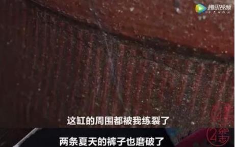 一组奶奶能举80斤水缸照片：不得不让人叹服（图）