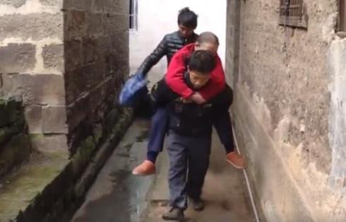 背着母亲打工15年:背的是责任是依靠(图) 背着母亲打工15年:背的是责任是依靠(图)