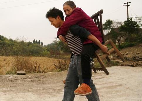 背着母亲打工15年:背的是责任是依靠(图) 背着母亲打工15年:背的是责任是依靠(图)