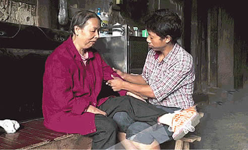 背着母亲打工15年:背的是责任是依靠(图) 背着母亲打工15年:背的是责任是依靠(图)