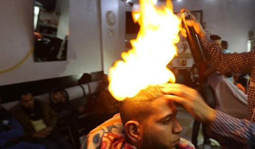 印理发师喷火剪发:被喷火剪发你敢尝试吗(图)