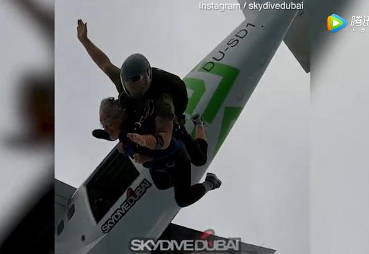 老奶奶高空跳伞：人生最后一个愿望圆满了（图）