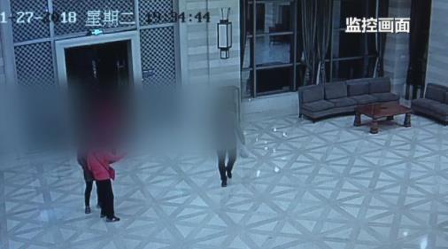 为躲雾霾跳广场舞:十几位阿姨选的场地我服了 为躲雾霾跳广场舞:十几位阿姨选的场地我服了