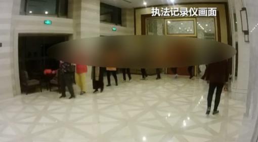 为躲雾霾跳广场舞:十几位阿姨选的场地我服了 为躲雾霾跳广场舞:十几位阿姨选的场地我服了