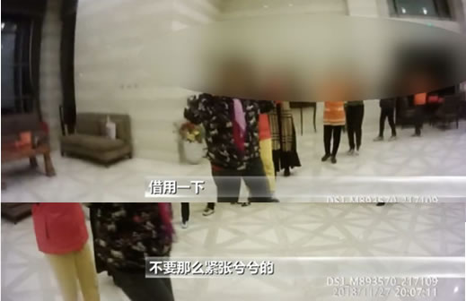 为躲雾霾跳广场舞:十几位阿姨选的场地我服了 为躲雾霾跳广场舞:十几位阿姨选的场地我服了