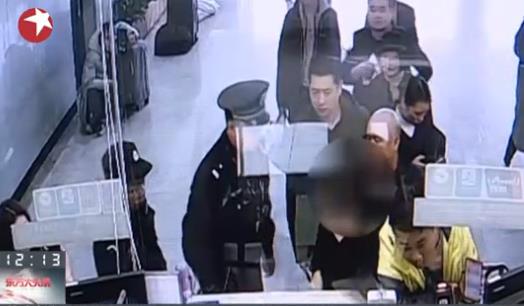 女子火车站霸窗:为什么要霸窗详情曝光(图) 女子火车站霸窗:为什么要霸窗详情曝光(图)