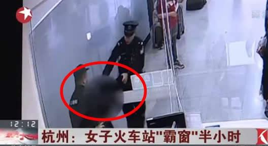 女子火车站霸窗:为什么要霸窗详情曝光(图) 女子火车站霸窗:为什么要霸窗详情曝光(图)