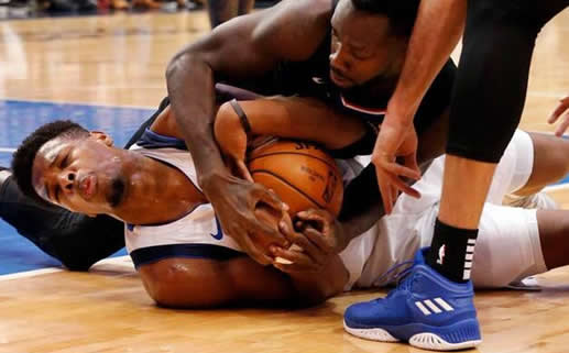 NBA史密斯门牙被打掉：牙掉了但却胜利了事后采访这样说