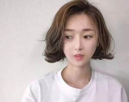 中短发烫发发型2019：流行发型中短发烫发趋势欣赏