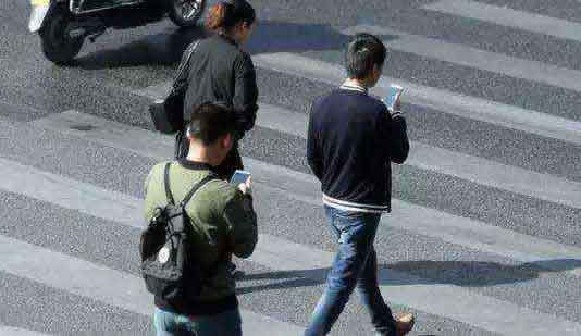 过马路看手机判刑是什么情况：真相背后让低头族警醒