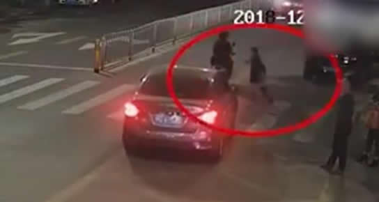 一女童斑马线被碾压：视频还原全过程结果让人愤怒