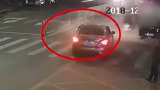 一女童斑马线被碾压：视频还原全过程结果让人愤怒