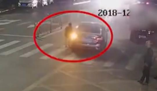 一女童斑马线被碾压：视频还原全过程结果让人愤怒