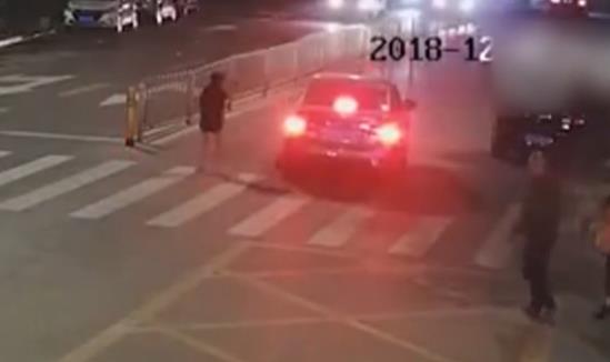 一女童斑马线被碾压：视频还原全过程结果让人愤怒