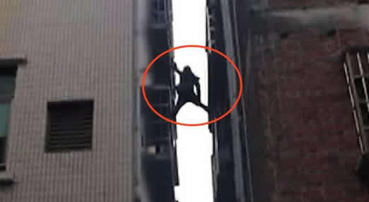 男子托举救人是什么情况：正能量让人称赞同时警醒父母