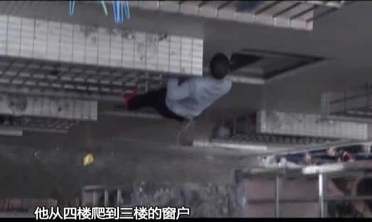 男子托举救人是什么情况：正能量让人称赞同时警醒父母