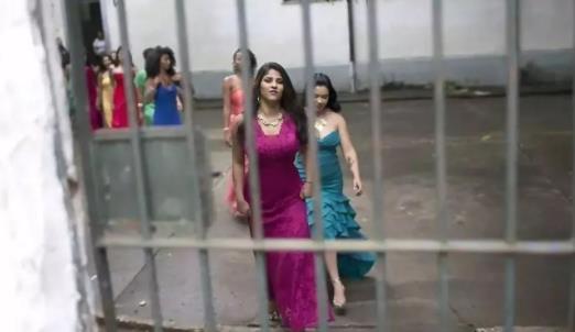 实拍巴西监狱选美:女囚铁窗里的放飞时刻(图) 实拍巴西监狱选美:女囚铁窗里的放飞时刻(图)