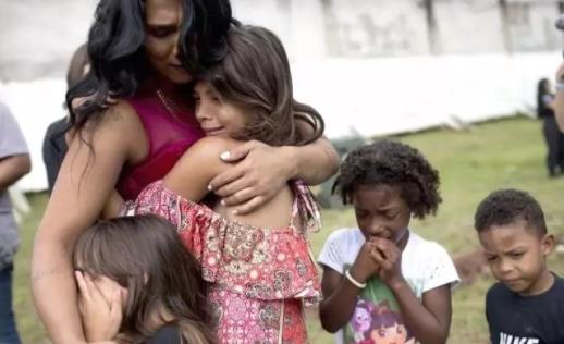 实拍巴西监狱选美:女囚铁窗里的放飞时刻(图) 实拍巴西监狱选美:女囚铁窗里的放飞时刻(图)