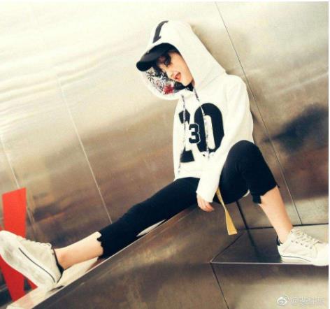 裴佳欣是谁怎么火的：小萝莉裴佳欣资料写真图片欣赏