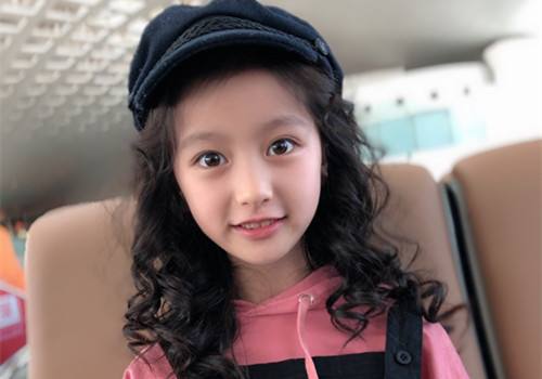 裴佳欣是谁怎么火的：小萝莉裴佳欣资料写真图片欣赏