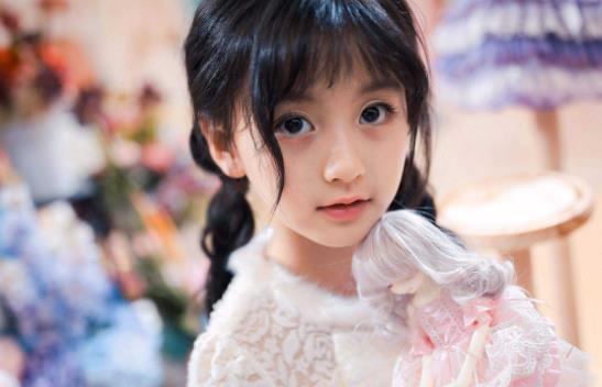 裴佳欣是怎么出名的：裴佳欣父母是干嘛的家里很有钱吗