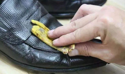 香蕉皮擦鞋:香蕉皮的妙用盘点 香蕉皮擦鞋:香蕉皮的妙用盘点