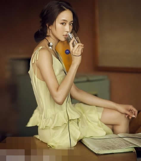 张钧宁性感露香肩：露肩西装裙精致知性的魅力（图）