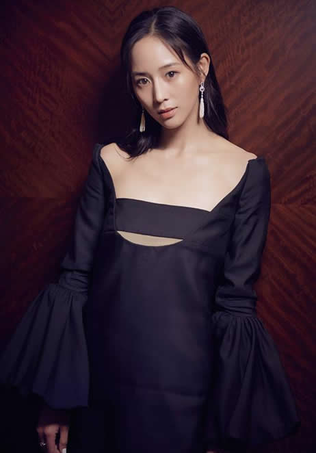 张钧宁性感露香肩：露肩西装裙精致知性的魅力（图）