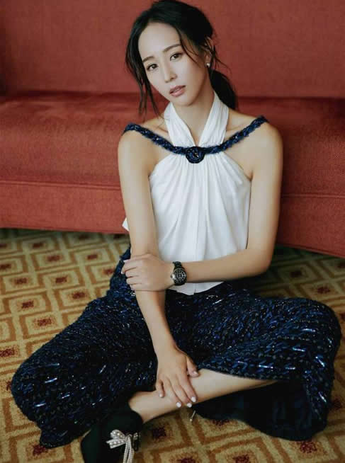 张钧宁性感露香肩：露肩西装裙精致知性的魅力（图）