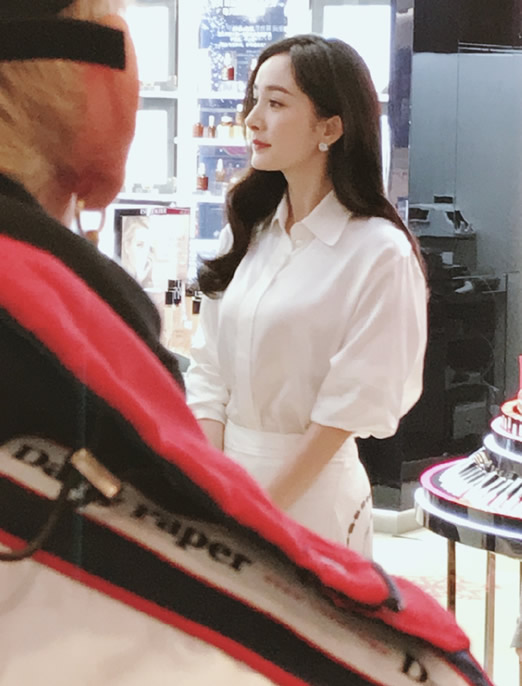 杨幂蛮腰纤细身材好：白衬衫白色长裙侧面上围傲人