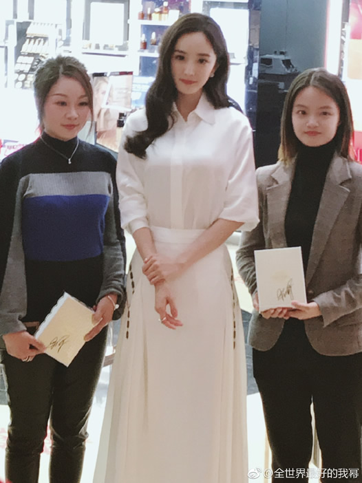 杨幂蛮腰纤细身材好：白衬衫白色长裙侧面上围傲人