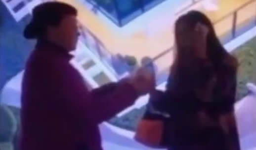 陌生人递纸巾是什么情况:暖心画面(附递纸巾故事) 陌生人递纸巾是什么情况:暖心画面(附递纸巾故事)