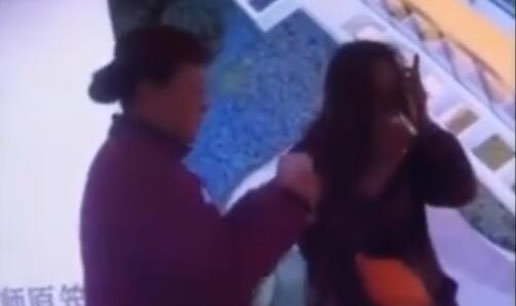 陌生人递纸巾是什么情况:暖心画面(附递纸巾故事) 陌生人递纸巾是什么情况:暖心画面(附递纸巾故事)