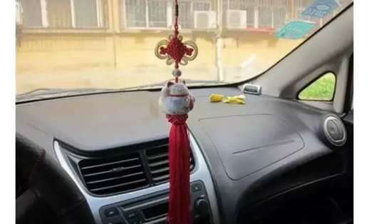车内悬挂佛串被罚是什么情况：这些交规安全条例要知道