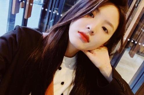 王思聪关注章若楠上了热搜：章若楠演艺圈新花