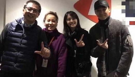 郑爽携男友现身合影:郑爽男友个高颜值好(图) 郑爽携男友现身合影:郑爽男友个高颜值好(图)