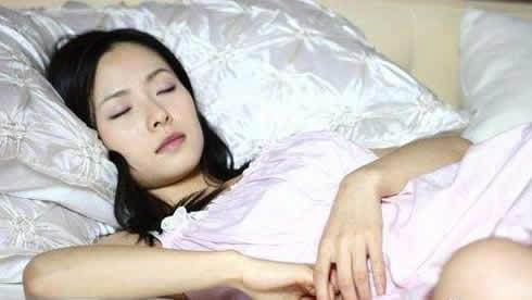 睡觉时身体突然一抖或像踩空是这原因(图) 睡觉时身体突然一抖或像踩空是这原因(图)
