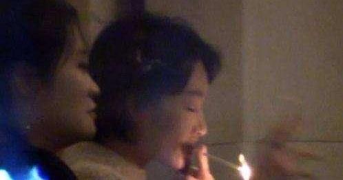 女星抽烟照大盘点:看看谁的表情最销魂(图) 女星抽烟照大盘点:看看谁的表情最销魂(图)
