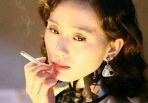 女星抽烟照大盘点：看看谁的表情最销魂（图）